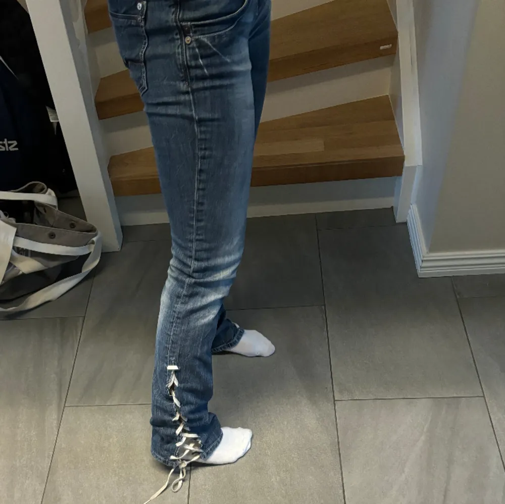Secondhand jeans från Pulz. Jättecoola med snörning nertill💗. Jeans & Byxor.