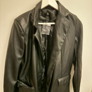 Skinn blazer - Skinn blazer storlek xs, lite oversized. Aldrig använd.