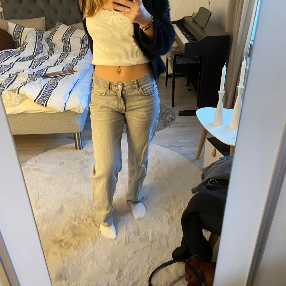 Säljer dessa grå jeans från Gina tricot i storlek 34. Det doxk lite stora i storleken så skulle nog säga att de passar mer som en liten 36a. De är perfekta i längden på mig som är 160🤍. Jeans & Byxor.