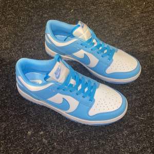 Nike dunk UNC low  Nyskick, använda en gång ute. 