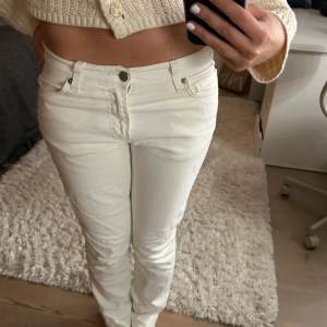 WERA stockholm vita lågmidjade jeans, storlek 28 men sitter som 34/s på! De har inga defekter🤍 (priset kan diskuteras vid intresse)