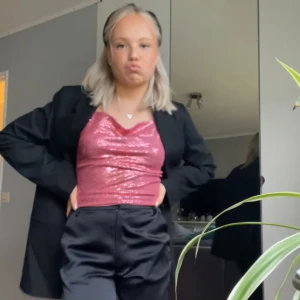 Kostymbyxor - Kostymbyxor i satin som är mid waist💕Inköpta våren 2023 för 599kr. Ganska långa i modellen så har varit för långa för mig som är 163, passar er som är runt 170 ca. 