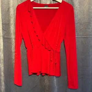 V ringad blus - Röd v-ringad blus från Gina Tricot  Använd men i fint skick! 95% Polyester 5% Elastan Katt finns i hemmet Köpare står för frakten 