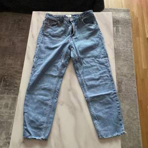 Jeans från ONLY, bra skick, knappt använda. Storlek: W28 & L30 Färg: ljusblå/blå Dem är inte stretchiga, högmidjade 