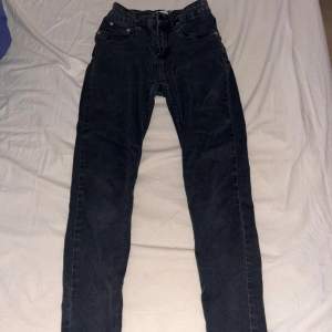 Grå-svarta jeans, synligt använda men är i fint skick. 