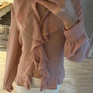 Blus - Säljer en assnygg blus med volanger! Kom privat för frågor!💓💓