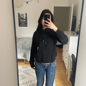 Basic svart hoodie - Säljer denna basic hoodie då den tyvärr inte kommer till användning längre. Som i nyskick🌼
