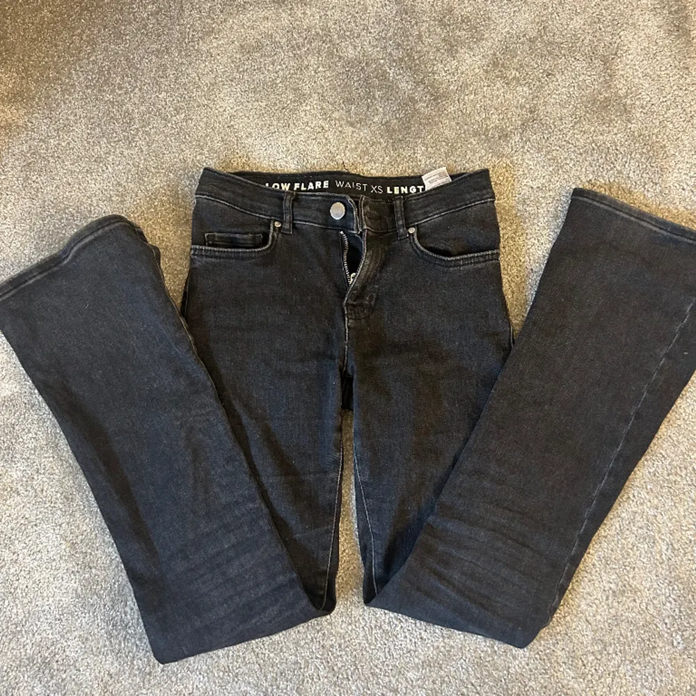 sälje mina bikbok jeans då de inte kommer till användning🩷 dem är i modellen low flare! använda få gånger🩷. Jeans & Byxor.