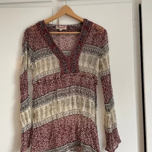 Topp indiska - Fin topp från indiska, lång passform och liknar meshtyg, strl S🌸