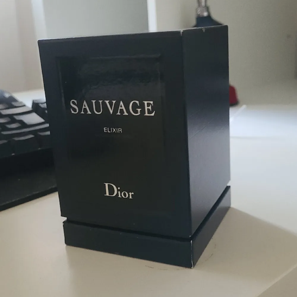 Säljer min flaska Dior Sauvage Elixir eftersom jag tröttnade på den väldigt snabbt efter jag köpte den. Man ser att den är använd ett fåtal gånger, nypris 2800, mitt oris 2200. Pris kan diskuteras . Övrigt.