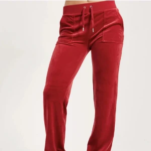 juicy byxor  - Bra skick förutom de lilla hålet i övre delen av fickan (se bild 2). Priset kan diskuteras vid snabbköp!