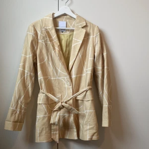 Kavaj - Superfin kavaj från Visual Clothing Projekt, inköpspris 1299kr💕 Den är använd 1 gång och har en liten rosa fläck längst ner som troligtvis går bort i tvätten 