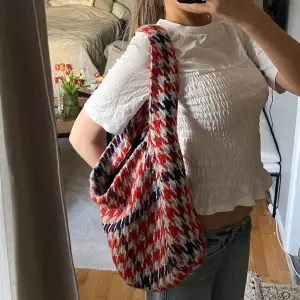 Så söt handväska från Zara! Så unik och perfekt att ha till jobb eller skola! Rymmer en dator och lite böcker