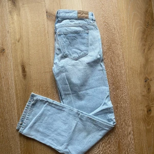 Straight jeans  - Raka jeans. Storlek 34 men passar mig som är 36/38 i vanliga fall. Är 173 cm lång. 