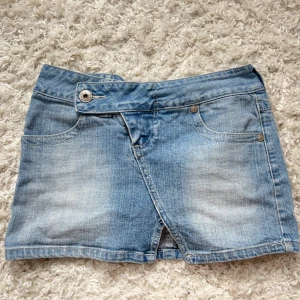 Jeanskjol  - Världens sötaste jeanskjol i fint skick. Midjemått:36 (x2) +stretch. Bredd längst ner:43 total längd:29. Inga bilder på.Vill du köpa trycker du på köp nu. Jag postar inom 24h