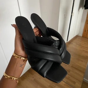 Sandal klackar - Sandal klackar / mules i storlek 40 som tyvärr är för små. Skriv vid frågor