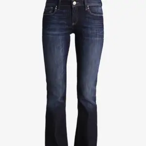 Säljer dessa low waist bootcut jeans  från märket Mavi, modell ”BELLA”.  Storleken är 25X30 vilket motsvarar XS. De är i mycket bra skick, nypris 629kr.🥰