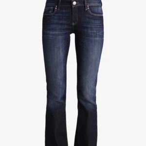 Low Waits bootcut jeans - Säljer dessa low waist bootcut jeans  från märket Mavi, modell ”BELLA”.  Storleken är 25X30 vilket motsvarar XS. De är i mycket bra skick, nypris 629kr.🥰