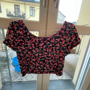 Blommig sommartopp från Hm säljes  - Fint skick. Storlek M 