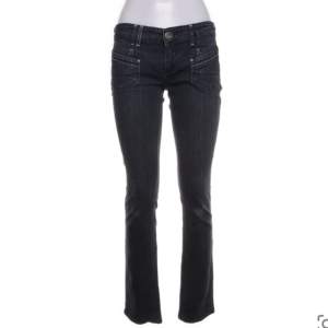 Lågmidjade jeans från only. Köpta från sellpy- i bra skick. Tyckte tyvär inte att modellen passade mig, därav säljer jag de. 💗💗 midja- 76cm (38 rakt över), innerbenslängd- 82 cm