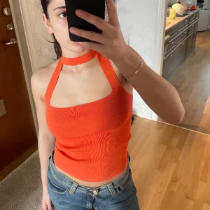 Zara topp - Säljer denna topp med chocker från zara. Använt Max 5 gånger och är i mycket bra skick. Jättefin till ett par linnebyxor i sommar