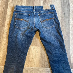 Nudie jeans - Ett par feta nudie long john i ny skick| |Säljer för dem blivit för små| |Ksk ser lite skrynkliga ut för ja nyss tvättat dem| |Hör av dig i DM vid frågor o kom gärna me bud🔥🤝🥂