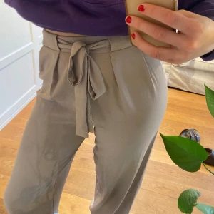 Byxor från Zara - Beiga jättesköna byxor från Zara Jättefint skick! 