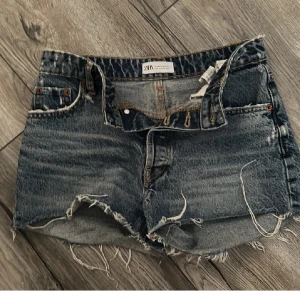 jeansshorts från zara  - jeansshorts från zara i en sjukt snygg blå färg 💘💋