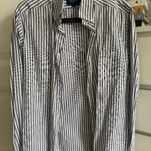 Eton Bomullskjorta, Blå/vit-randing, S - Eton Bomullskjorta (8/10) i mycket bra skick. Inga anmärkningar. Storlek Small, passar den som är mellan M och S. Nypris 1000kr