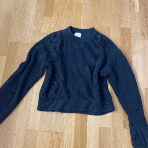 stickad tröja - Säljer denna fina stickade tröjan💕 Bra skick, köpt på hm