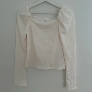 Vit långärmad  - Vit tröja från H&M med puffiga ärmar! Använd ett fåtal gånger, storlek XS ☺️