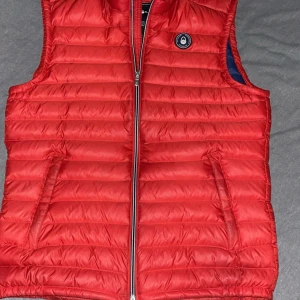 Sail racing väst - Tjena! Säljer nu min väst då den inte passar längre. Den är i storlek S. Den är riktigt varm och go, ett perfekt plagg nu till våren. Skick 9/10. Nypris ligger på 2200kr. 500kr skulle jag säga är ett riktigt bra pris för den!