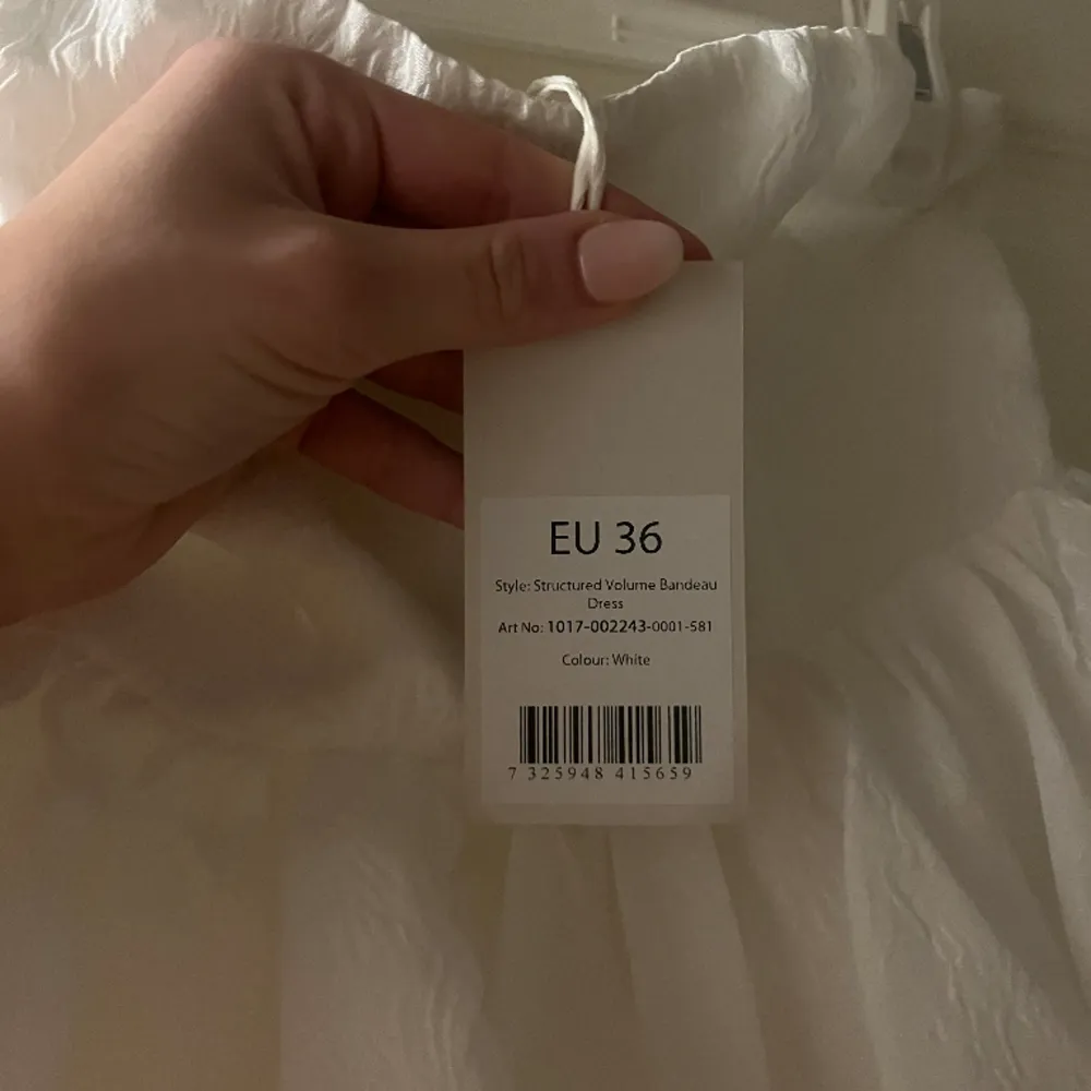 Säljer denna slutsålda klänning från NA-KD i storlek 36, ej använd🤍. Klänningar.