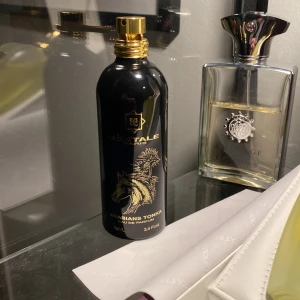 Parfym - Säljer Arabians tonka av Montale Paris, nypris runt 1600. Säljer för 999. Runt 97ml kvar. Box och påse tillkommer. Hör av dig med frågor!