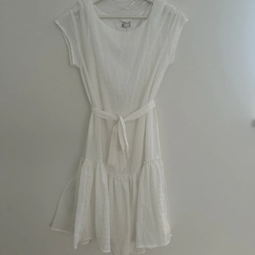 Superfin vit klänning, perfekt till studenten! Bra skick storlek 34 💗. Klänningar.