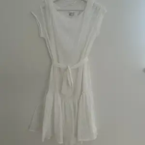 Superfin vit klänning, perfekt till studenten! Bra skick storlek 34 💗