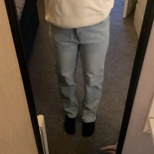 Jeans - Säljer dessa jeans då dem inte kommer till användning och är lite stora för mig anars super fina och sitter jätte bra 