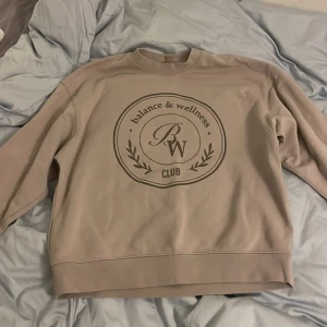Tjocktröja med Wellnes&balance tryck - Tjocktröja med tryck från H&M i storlek Xs. Säljer på grund av att den inte kommer till användning. Den är i bra skick och är använd många gånger. Oklart vad den är köpt för men kan tänka mig ca 250kr😊 Köparen står för frakten. 