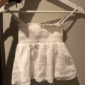 Gina tricot topp - Säljer denna fina tröjan på grund av att den är för liten💗 storlek 134/140, bra skick, andvänd några få gånger och tvättas såklart innan säljning💕