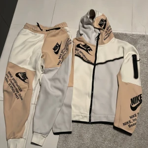 Nike tech  - äkta nike tech dress i storlek S 10/10 skick bara snö rena som it e så bra skick pga tvätten köptes för 2400 säljer för 450