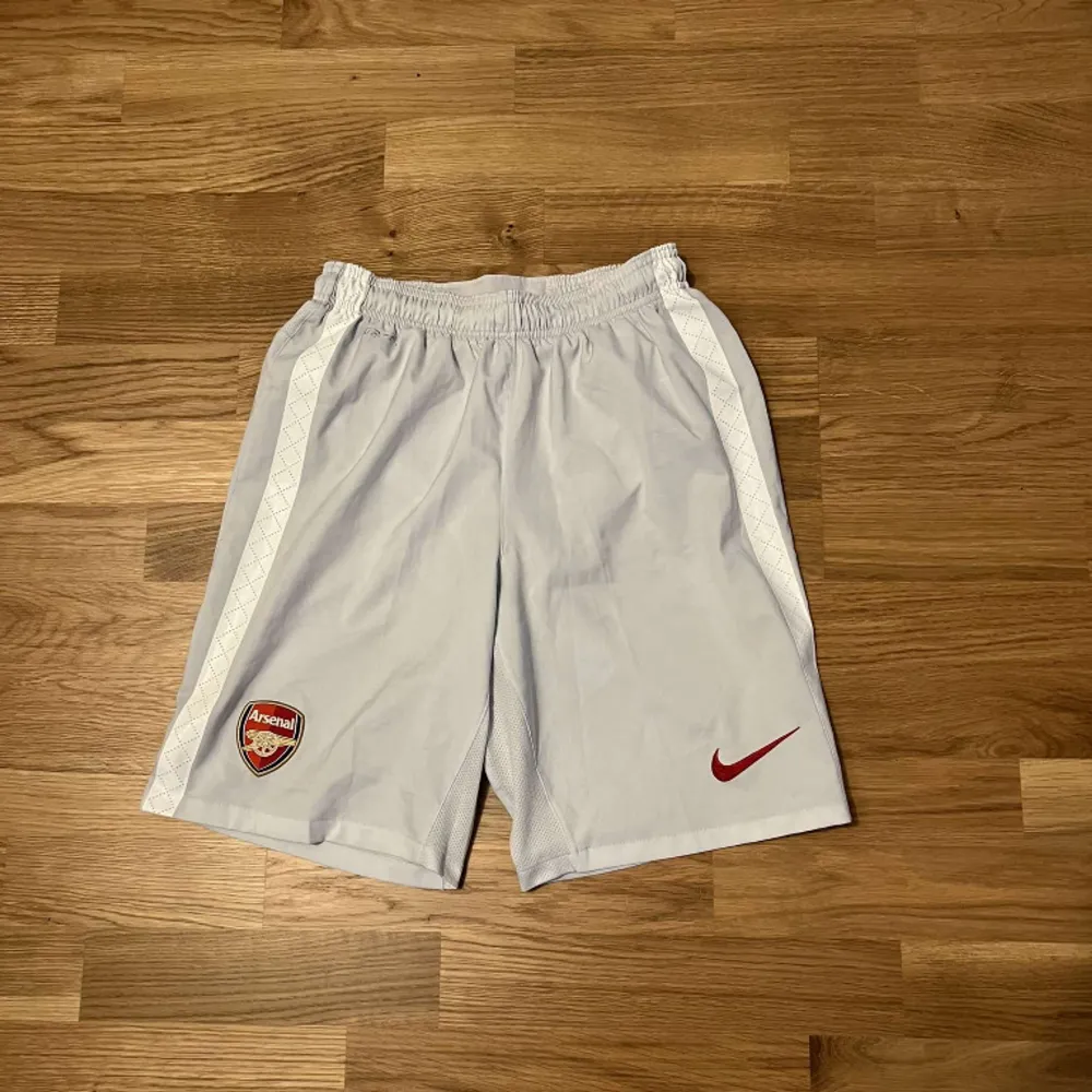 Hej, säljer en riktigt snygg Arsenal shorts. Storlek S, pris kan diskuteras vid snabb affär!. Shorts.