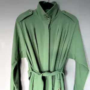Unik Rodebjer kappa i grön färg. Sparsamt använd. Inga tecken på användning.  