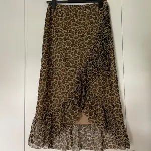 Fin kjol i leopardmönstrad tyg i fint skick.