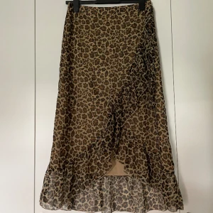 Kjol Vero Moda - Fin kjol i leopardmönstrad tyg i fint skick.