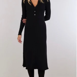 Stickad klänning  - Neo noir, modell Mira soft knit. Strl 38. Använd 2 ggr, nyskick.