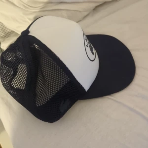 Lacoste keps - Lacoste keps nypris 1200  Köpt från Lacoste hemsida inga kvitton finns tyvärr Onesize
