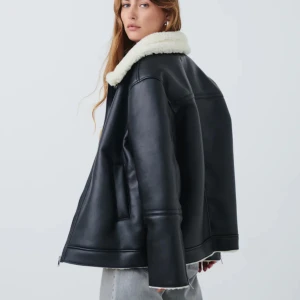Shearling jacka - Säljer denna fina jacka pågrund av att jackan inte passade på mig, använd en gång. Stor i storleken. Inga skador/fläckar. Skriv om ni vill ha egna bilder och mer information. (Inte äkta skinn)