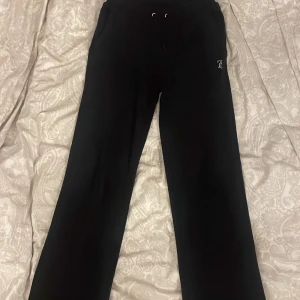 svarta juicy couture byxor - använd ett par gånger men är i superrrr fint skick ( alla diamanter finns kvar)