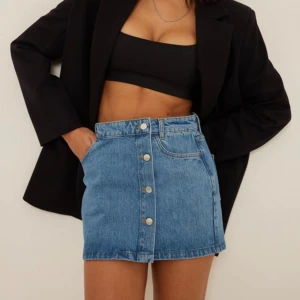 Jeanskjol - Jeanskjol ifrån Nakd, aldrig använd med prislapp kvar. Säljer då den var lite stor på mig.