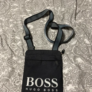 Boss axelväska - En boss axelväska jag köpte förr men har ingen använding för den längre, orginal pris 1200